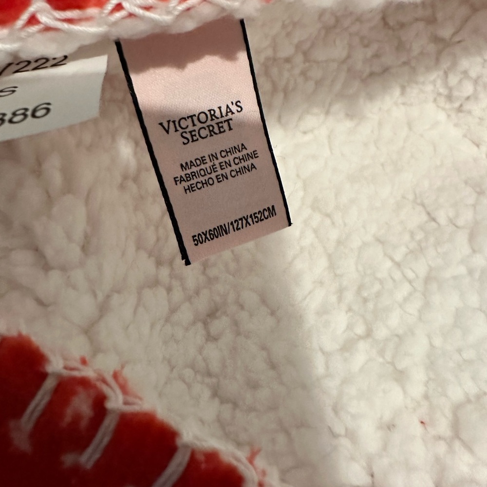 NEW! VICTORIA’S SECRET SHERPA BLANKET - Picture 4 of 5